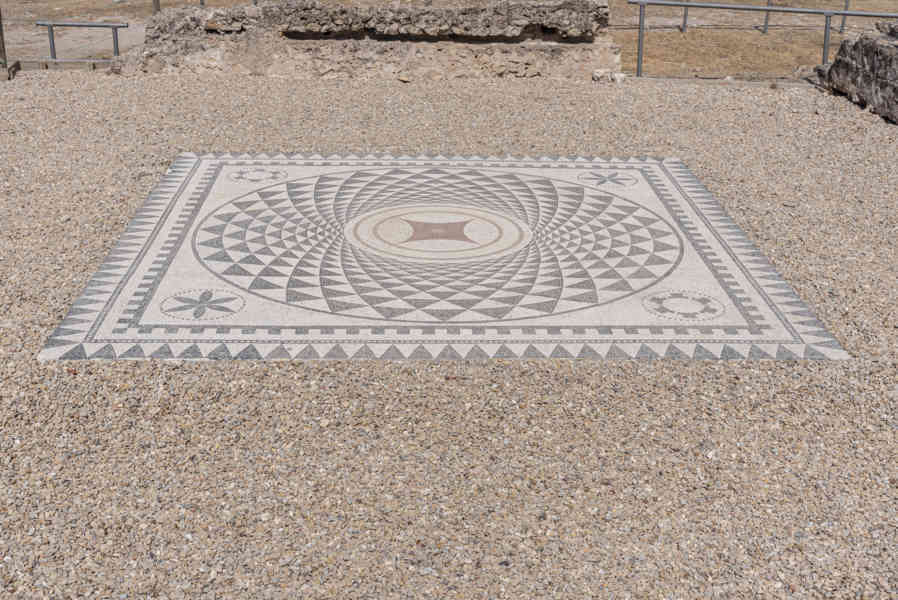 Cuenca - Saelices - parque arqueológico de Segóbriga 32 - vivienda de Silvano - mosaico.jpg